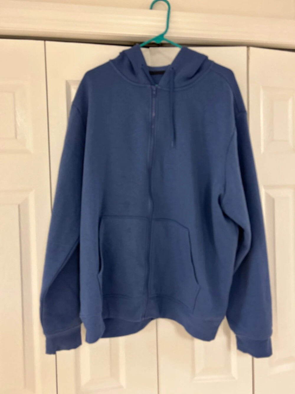 NWOT men’s blue zip up sweatshirt with pockets in the front size XXL
